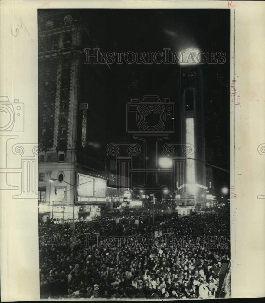 1970 About 100,000 New Yorkers Celebrated 1970 in Times Square - Historic Images