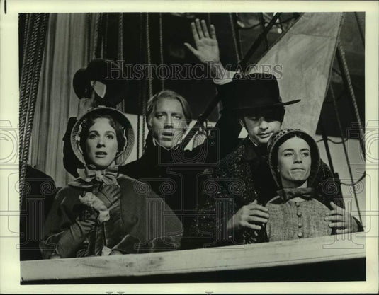 1975 Julie Andrews Max Von Sydow Lou Antonio Lane Bradbury in Hawaii - Historic Images