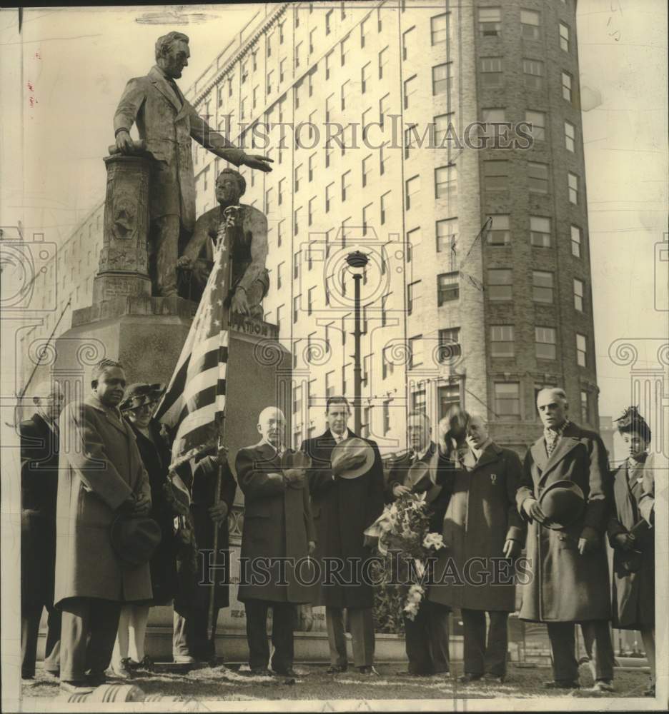 1943 Mayor Tobin placed wreath on Lincoln Statue in Park Square - Historic Images