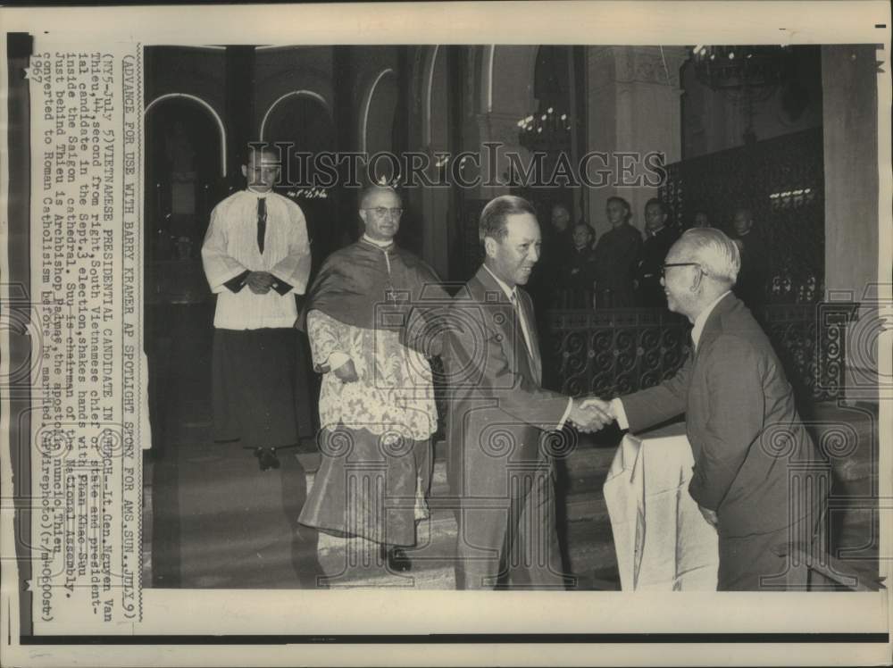 1967 Lt.Gen.Nguyen Van Thieu shake hands with Phan Khao Suu - Historic Images