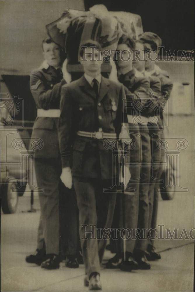 1972 Members of Royal Air Force carry coffin of the Duke of Windsor - Historic Images