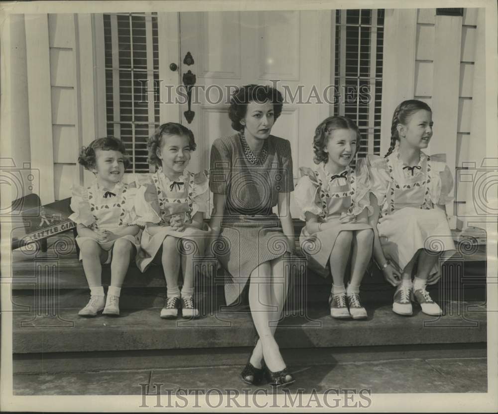 1945 Mrs. Edmund Cragin wins &quot;mothers with the  most daughters.&quot; - Historic Images