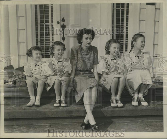 1945 Mrs. Edmund Cragin wins "mothers with the  most daughters." - Historic Images