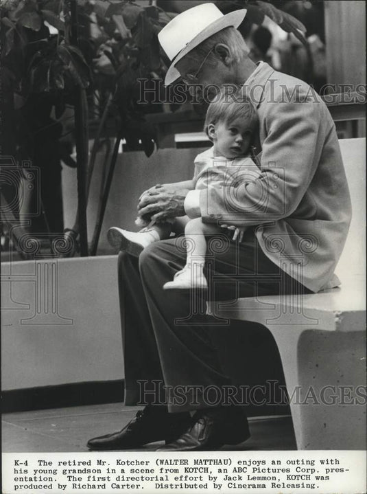 1971 Press Photo Walter Matthau & Grandson in Scene From Kotch ABC Presentation- Historic Images