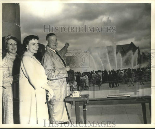 1962 Joseph Drumheller donor of the Frosh Pond Fountain at Wash. - Historic Images