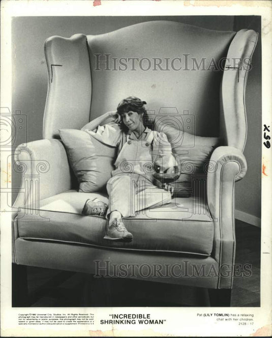 1980 Lily Tomlin stars in "Incredible Shrinking Woman" - Historic Images