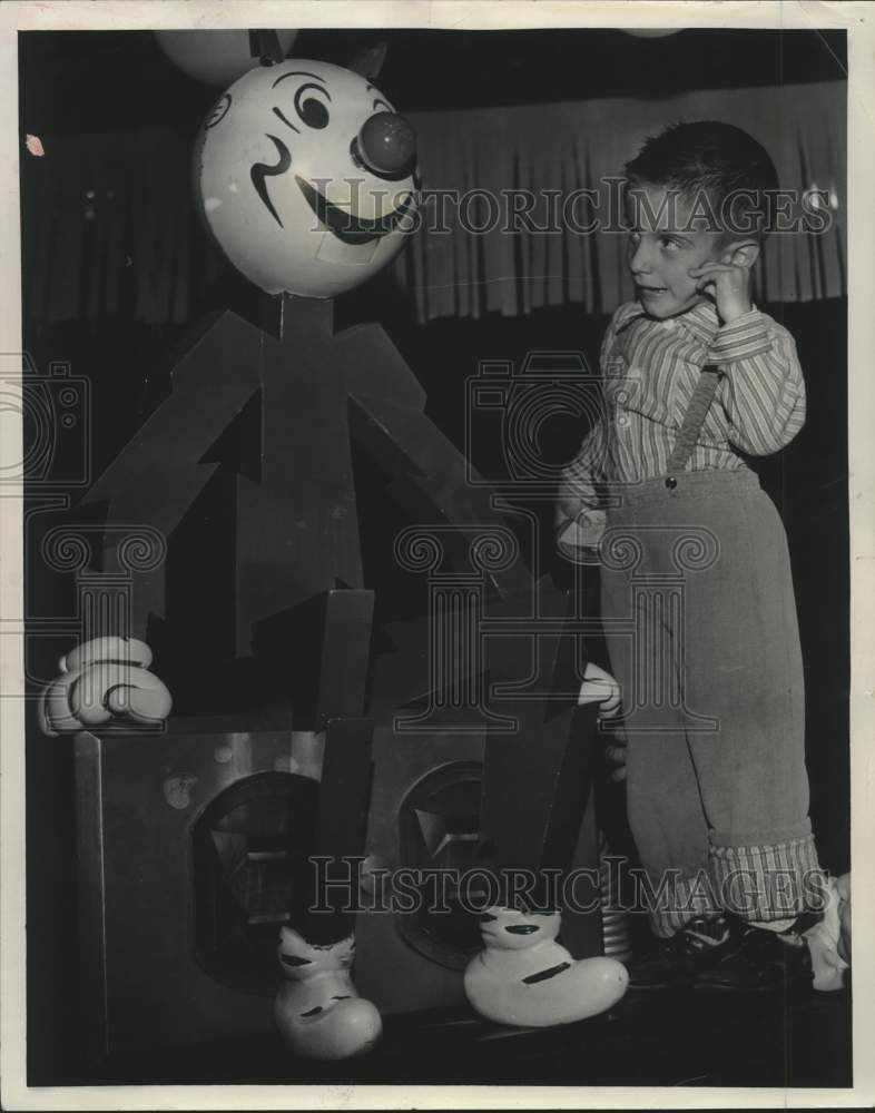 1959 Joseph Morelli of St.Paul amazed with the speaking Mascot - Historic Images