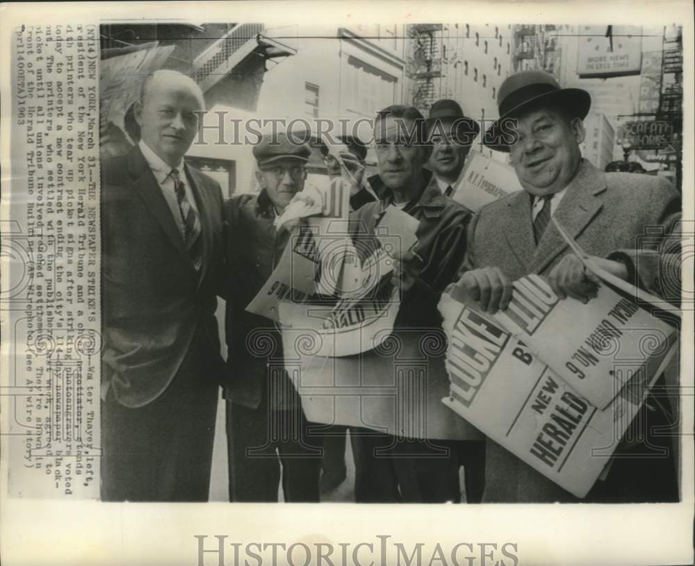 1963 Walter Thayer President of Herald Tribune tear up Picket Signs - Historic Images