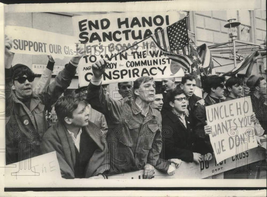 1967 Counter-Demonstrators Turn Out in New York - Historic Images