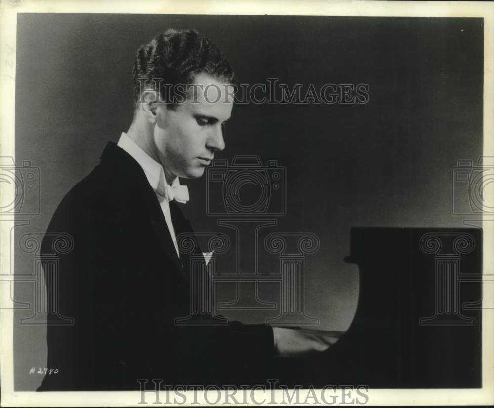 1963 Press Photo Pianist Malcolm Frager, next symphony soloist - lrx15494 - Historic Images