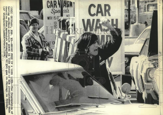 1974 Frustrated motorist's reaction in Chicago Gas Station - Historic Images