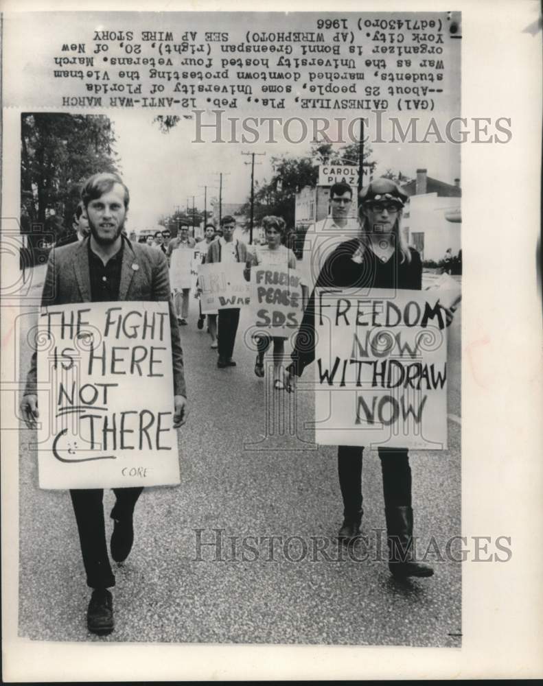 1966 Florida students gather to march against Vietnam War - Historic Images