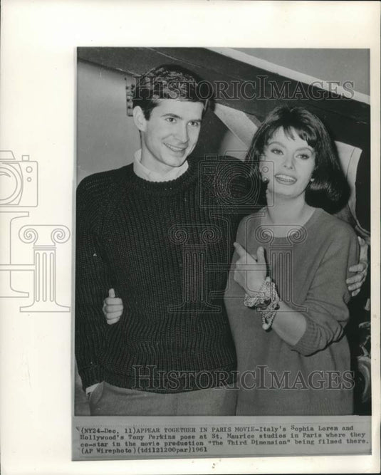 1961 Press Photo Sophia Loren and Tony Perkins Co-Sar in "The Third Dimension"- Historic Images