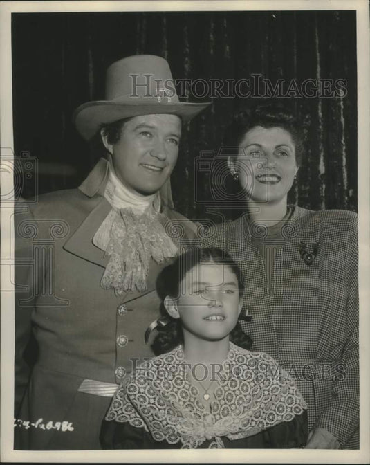 1947 Dennis Morgan's wife Lillian & daughter Kristin on set - Historic Images