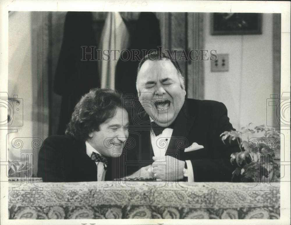 1981 Jonathan Winters Guest Stars on "Mork & Mindy" - Historic Images