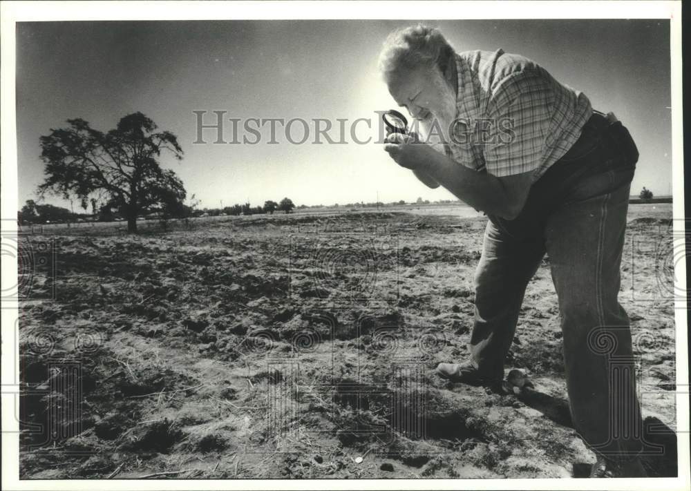 1985 Clarence Funk Examines Rock Found Where Meteor Struck - Historic Images