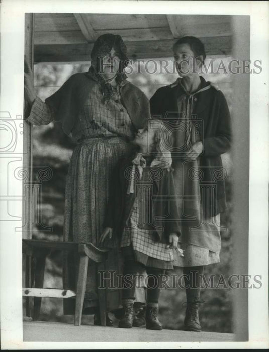 Actress Jane Fonda with costars in a scene from "The Dollmaker" - Historic Images