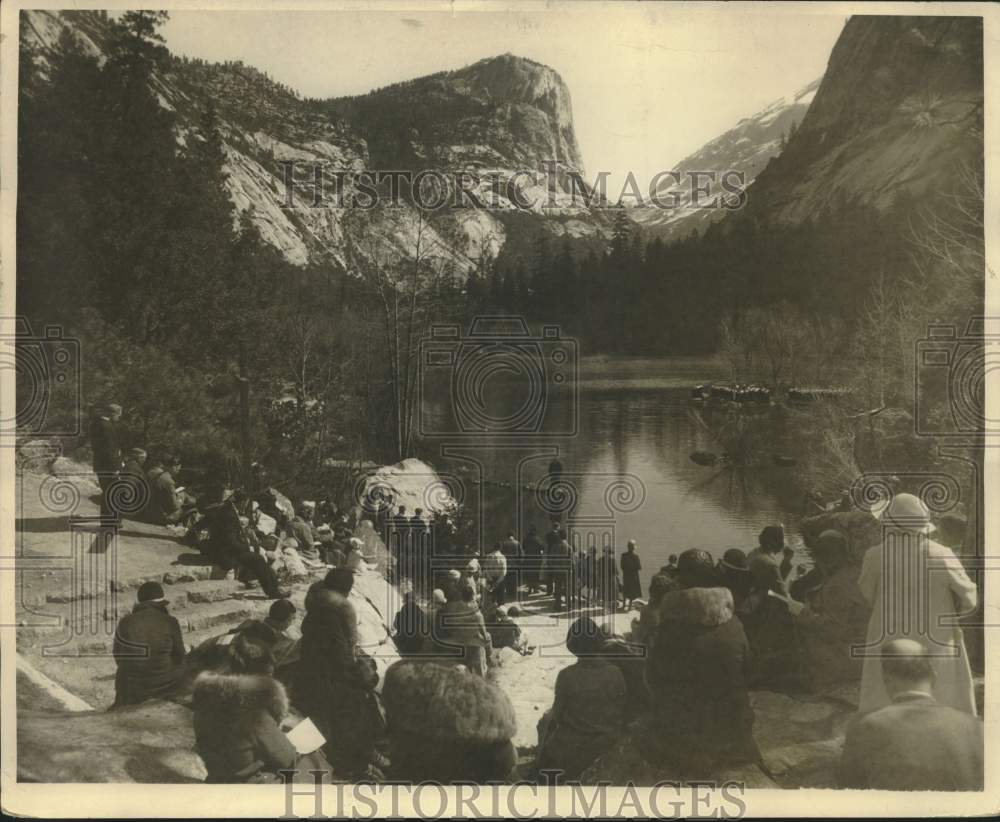 1933 Press Photo A&#39;Cappelo admire Mirror Lake in the Yosemite National Park - Historic Images