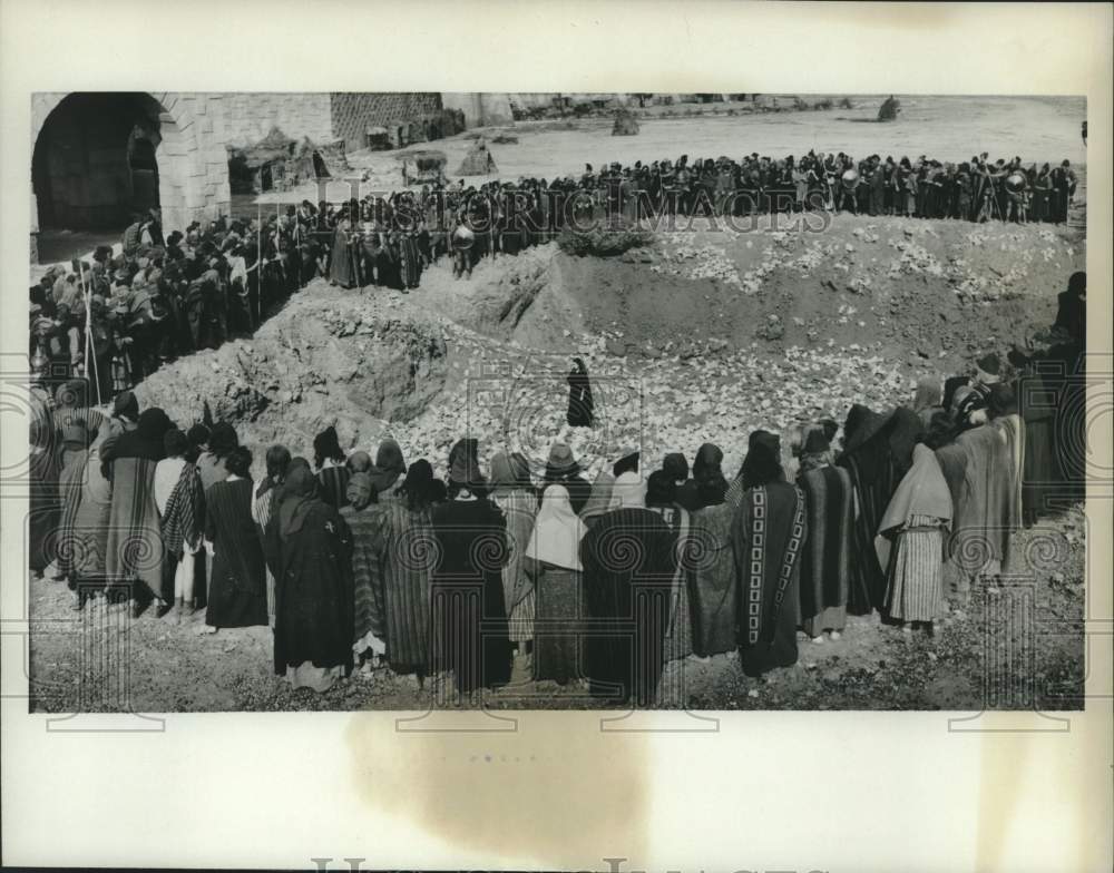 1962 Large Crowd Circles Silvana Mangano In Scene From &quot;Barabbas&quot; - Historic Images