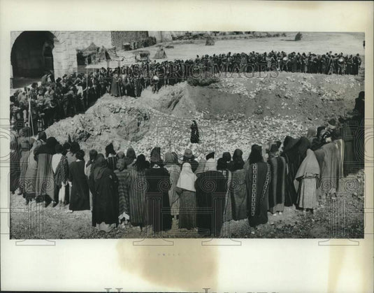 1962 Large Crowd Circles Silvana Mangano In Scene From "Barabbas" - Historic Images