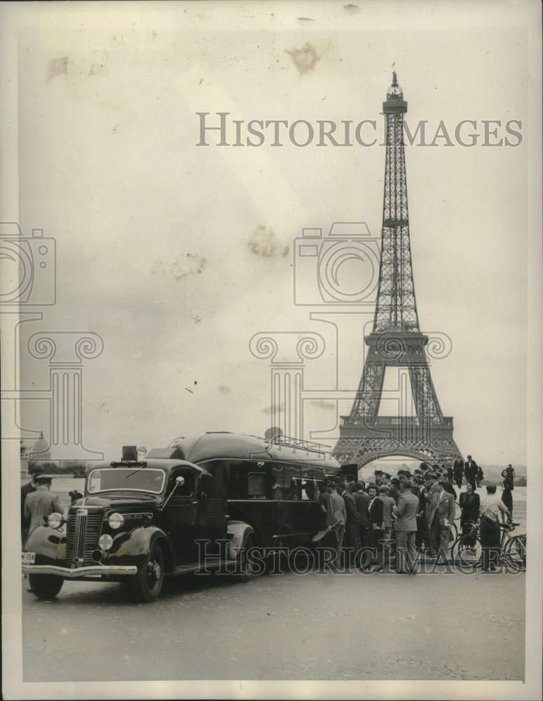 1939 People around the trailer of Fred Snite Iron Lung Traveller - Historic Images