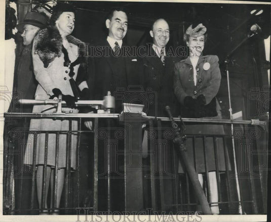 1944 Thomas Dewey, B.B. Hickenlooper & Wives Greet Crowd in Iowa - Historic Images