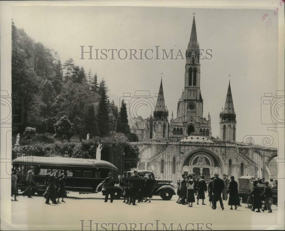 1939 Fred Snite, Jr. In His &quot;Iron Lung&quot; Arrive At Lourdes Basilica - Historic Images