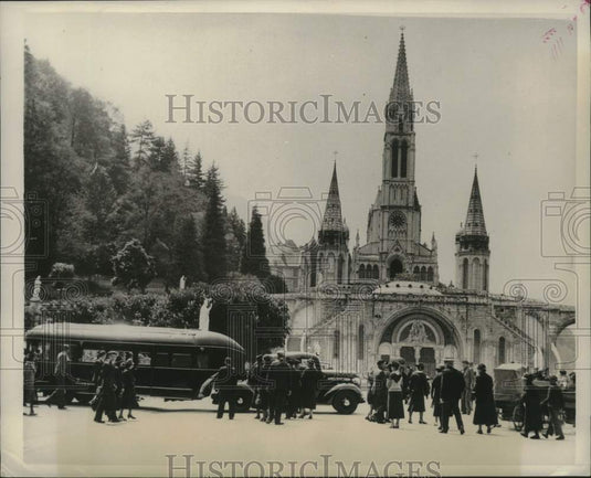 1939 Fred Snite, Jr. In His "Iron Lung" Arrive At Lourdes Basilica - Historic Images