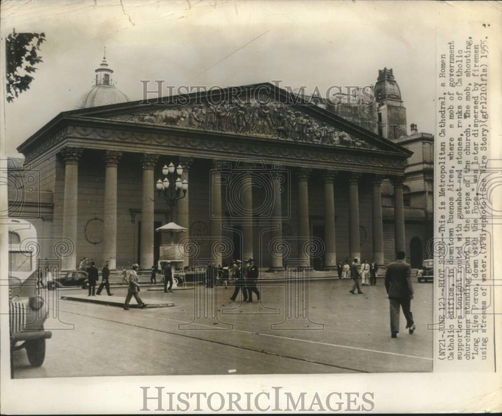 1955 Law allies mob outside Metropolitan Cathedral in Buenos Aires - Historic Images