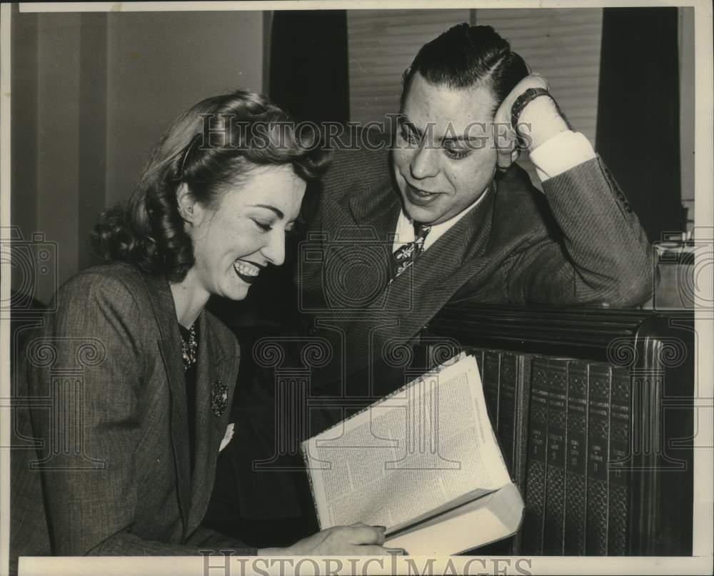 1939 Press Photo Oscar Levant &amp; Bride June D Gilmartin Look Through Encyclopedia - Historic Images