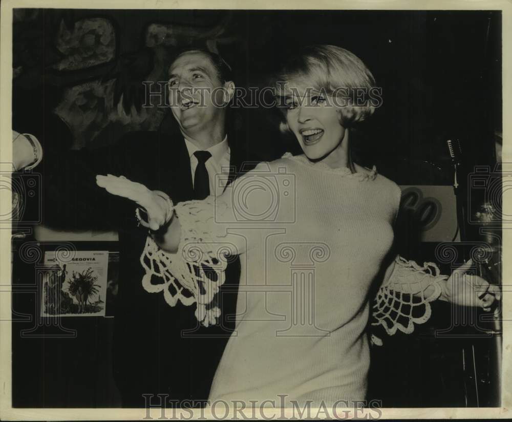 1965 Press Photo Bob Newhart and Dorothy Provine in &quot;Simon Says Get Married&quot;- Historic Images