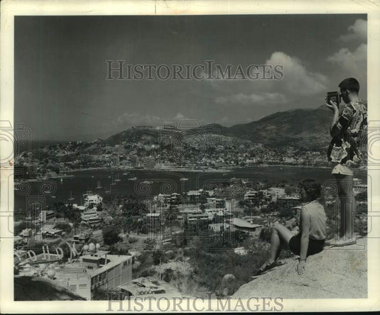 1961 Couple View & Photograph Famous Harbor at Acapulco Mexico-Historic Images