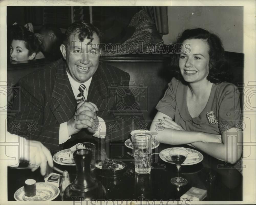 1948 Press Photo Actor Andy Devine dining with a friend - lrx28297- Historic Images