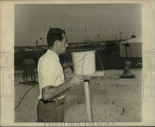 1966 Press Photo-West Palm Beach- Pollution Controller Lee Reed Checks Equipment - Historic Images