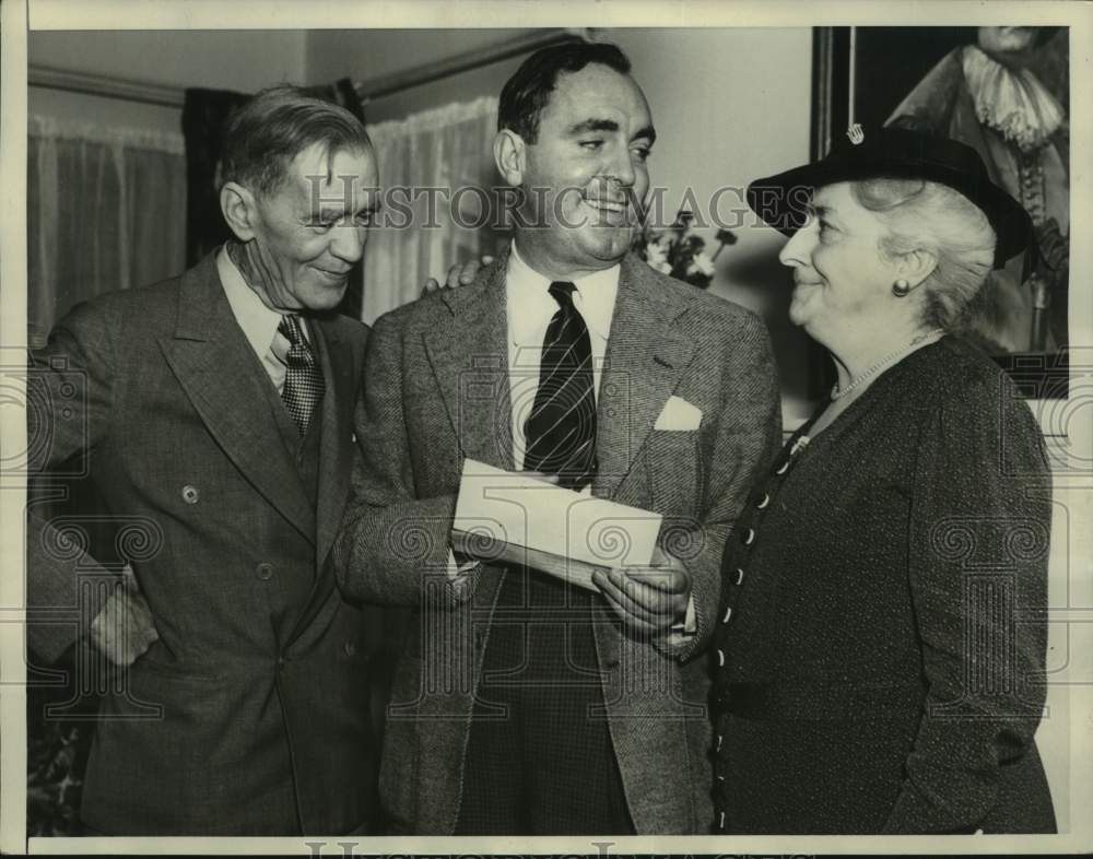 1937 Press Photo Pat O&#39;Brien presents his parents deed to Hollywood home - Historic Images