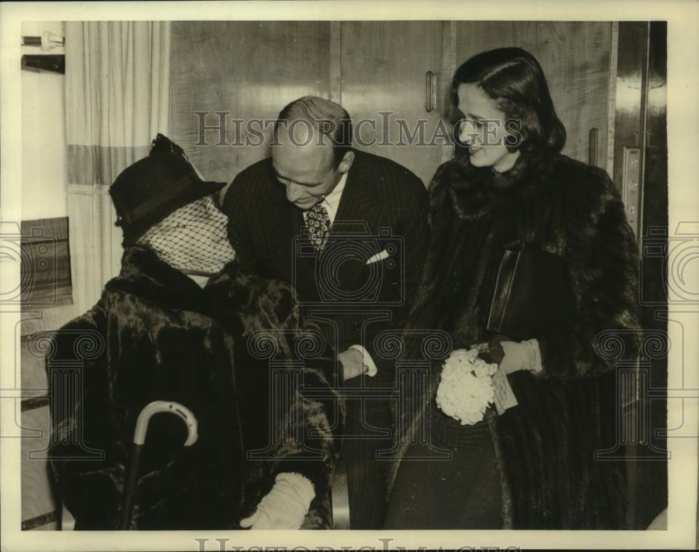 New York-James Roosevelt bids farewell to wife and grandmother - Historic Images