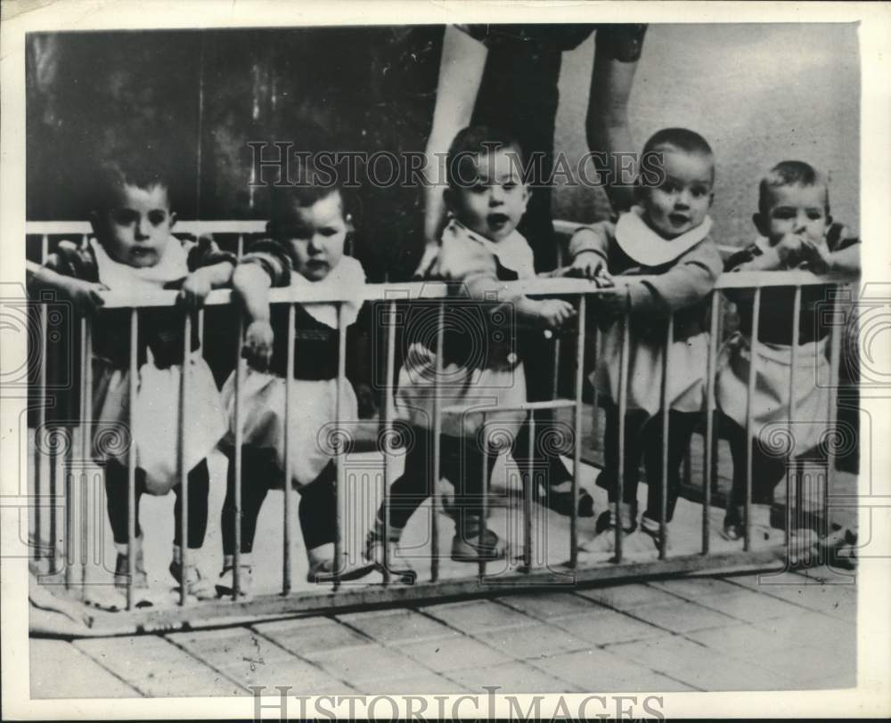 1944 Diliginti Quintuplets of Buenos Aires, Argentina, in Playpen - Historic Images