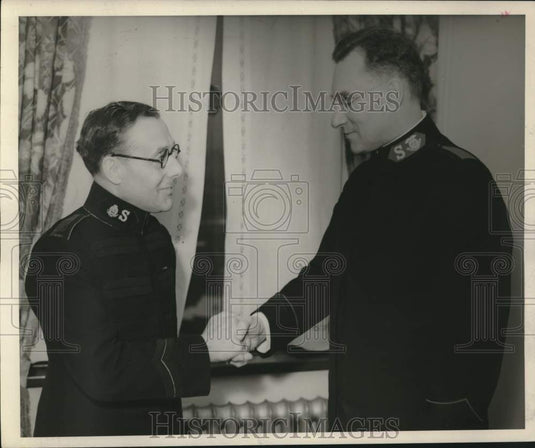 1939 Lt. Col. McMillan greets Lt. Comm. Astbury at Statler Hotel - Historic Images