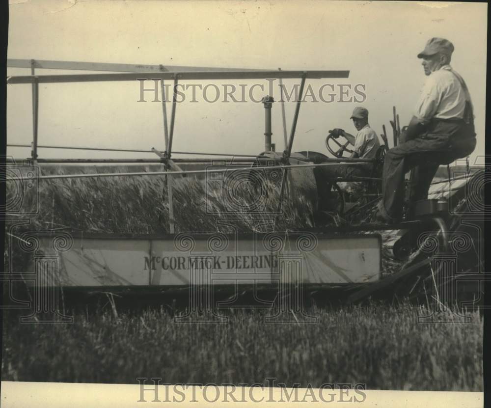 1936 J. W. Leamans of the L. E. Shepley farm in Minnesota - Historic Images