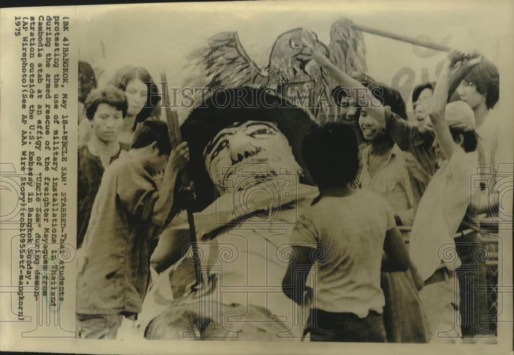 1975 Press Photo Bangkok-Thai students demonstrate against Military Installation - Historic Images