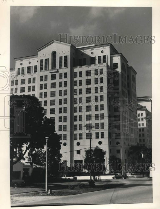1988 Press Photo Hyatt Coral Gables Hotel, Alhambra Circle and Douglas- Historic Images