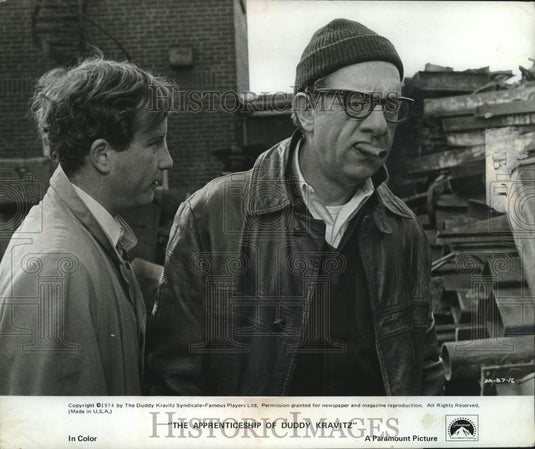 1974 Press Photo American actor Richard Dreyfuss in a scene with Joe Silver - Historic Images