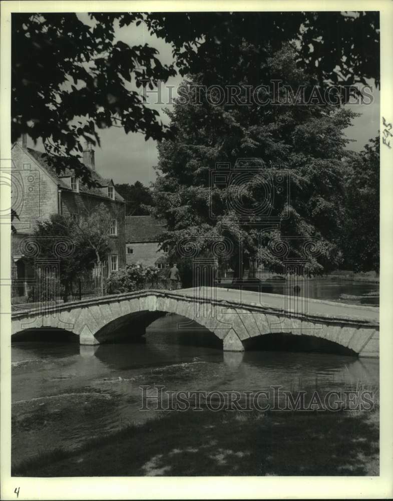 1981 Press Photo Bridge over a river in Cotswolds northwest of London - Historic Images