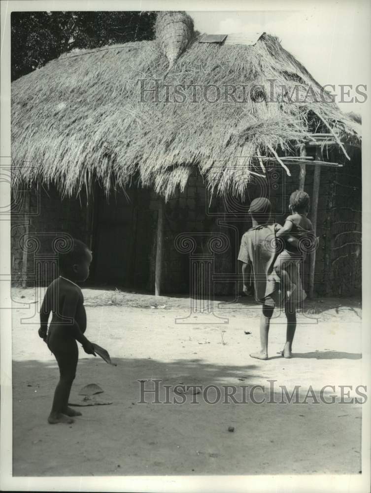 Press Photo Children In Front Of Hut In Village of Kisarawe, Tanganyika, Africa - Historic Images