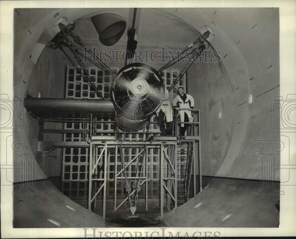 1942 Press Photo Engineers Watch An Engine In Operation At Cleveland Laboratory- Historic Images