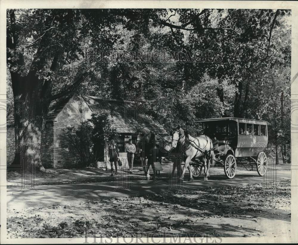 1971 Press Photo Bus passes the Costworld forge at Greenfield Village - Historic Images