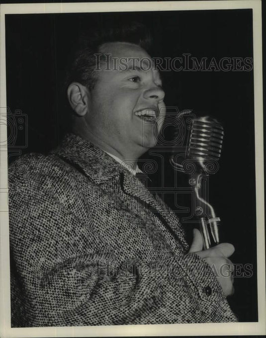 1951 Mickey Rooney displaying famous grin, talks to premiere crowd-Historic Images