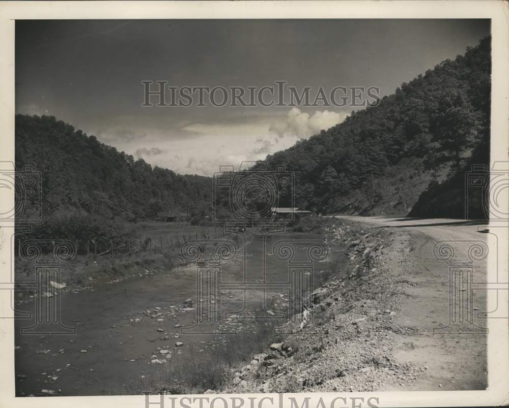 1949 Press Photo Guyandot River in Appalachian Mountains, Near Pineville, W. VA - Historic Images