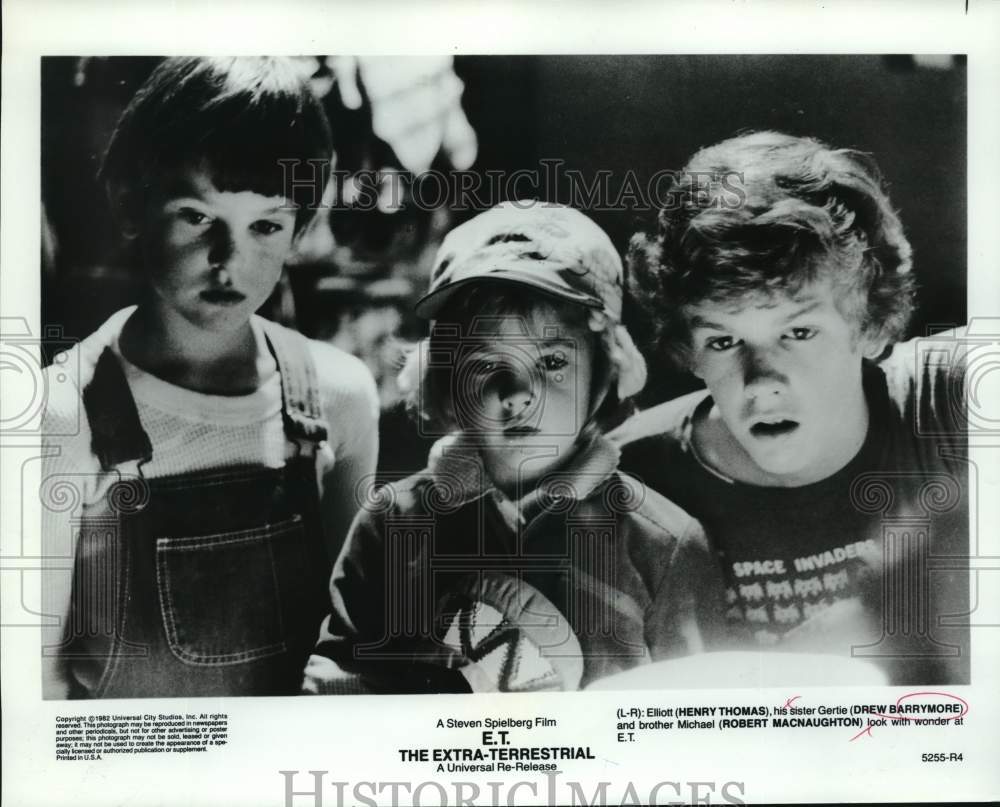 1982 Press Photo Henry Thomas, Drew Barrymore and Robert MacNaughton in &quot;E.T.&quot; - Historic Images