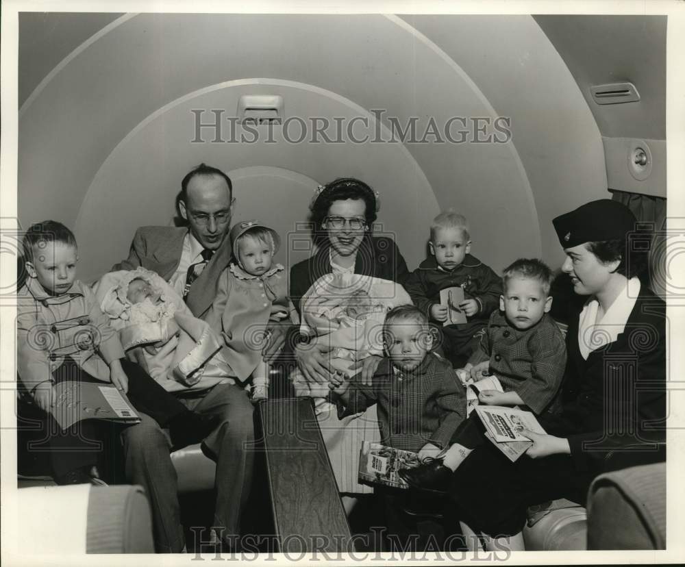 1967 Mr &amp; Mrs Ray Miller and Children Travel to Los Angeles on Plane-Historic Images